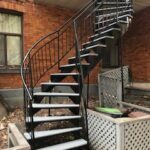 Escalier en S acier peinture marche bois